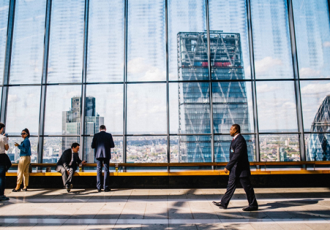 应届生毕业生找工作去大公司好还是小公司好？